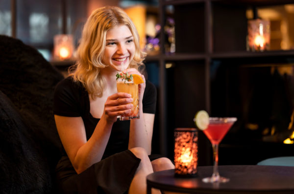 cocktails-trinken-rosis-bar-hotel-erb-parsdorf-03
